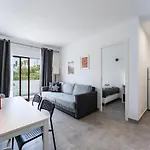Modern 2 Bdr Flat W/balcony And Pool By Lovelystay 아파트