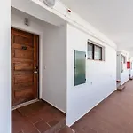 아파트 Modern 2 Bdr Flat W/balcony And Pool By Lovelystay