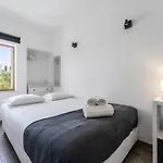 Modern 2 Bdr Flat W/balcony And Pool By Lovelystay 알부페이라