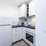 Modern 2 Bdr Flat W/balcony And Pool By Lovelystay
