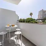 Modern 2 Bdr Flat W/balcony And Pool By Lovelystay *