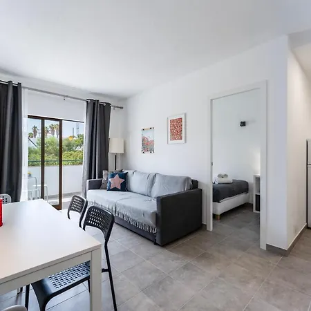 Modern 2 Bdr Flat W/balcony And Pool By Lovelystay 아파트