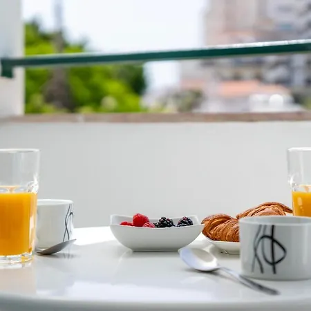 Modern 2 Bdr Flat W/balcony And Pool By Lovelystay 아파트