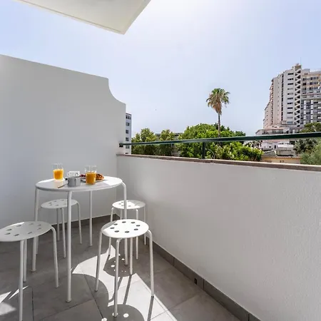 Modern 2 Bdr Flat W/balcony And Pool By Lovelystay *