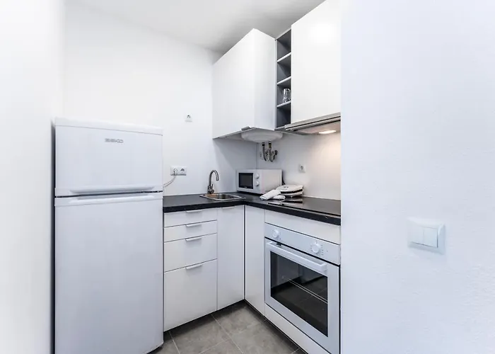 Modern 2 Bdr Flat W/balcony And Pool By Lovelystay