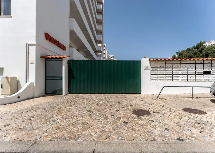 Modern 2 Bdr Flat W/balcony And Pool By Lovelystay