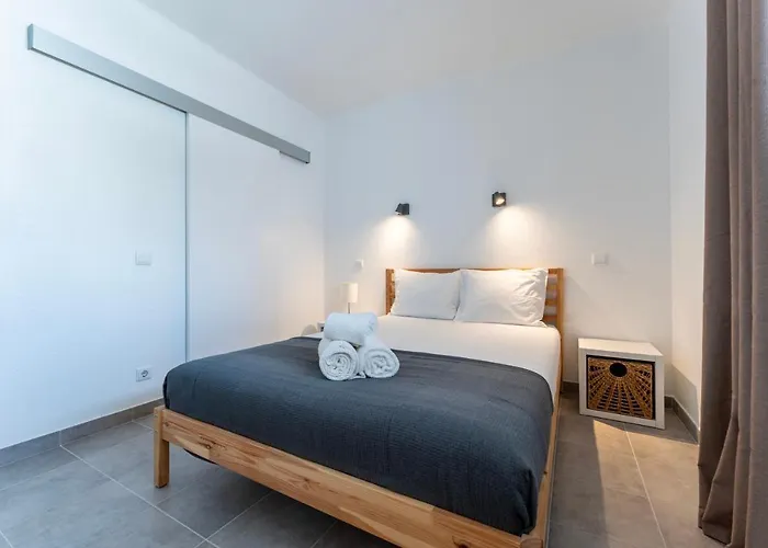 Modern 2 Bdr Flat W/balcony And Pool By Lovelystay *