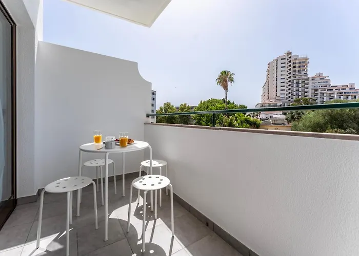 Modern 2 Bdr Flat W/balcony And Pool By Lovelystay *