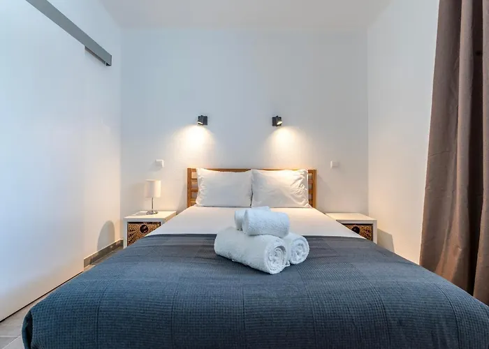 Modern 2 Bdr Flat W/balcony And Pool By Lovelystay *